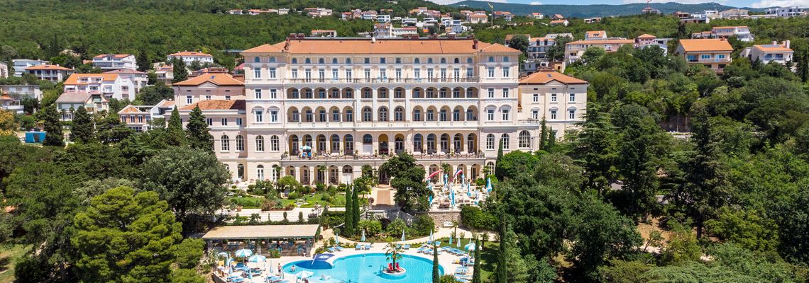 Das coole Grandhotel mit dem Adria-Kiesstrand Das coole Grandhotel mit dem Adria-Kiesstrand