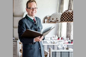 Oberkellner und Sommelier Robert Lechner Oberkellner und Sommelier Robert Lechner