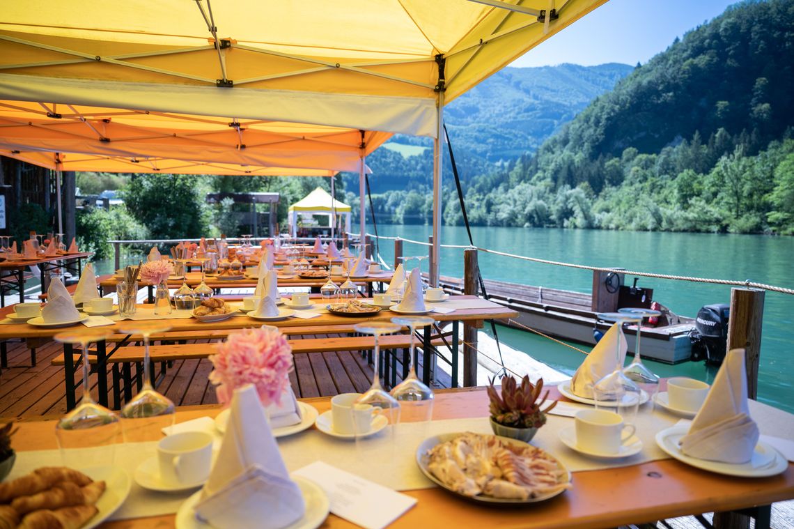 TAVOLATA 2024 lädt zum Gourmet-Brunch am Fluss und Eisenbahn-Romantik mit Fingerfood & Livemusik TAVOLATA 2024 lädt zum Gourmet-Brunch am Fluss und Eisenbahn-Romantik mit Fingerfood & Livemusik