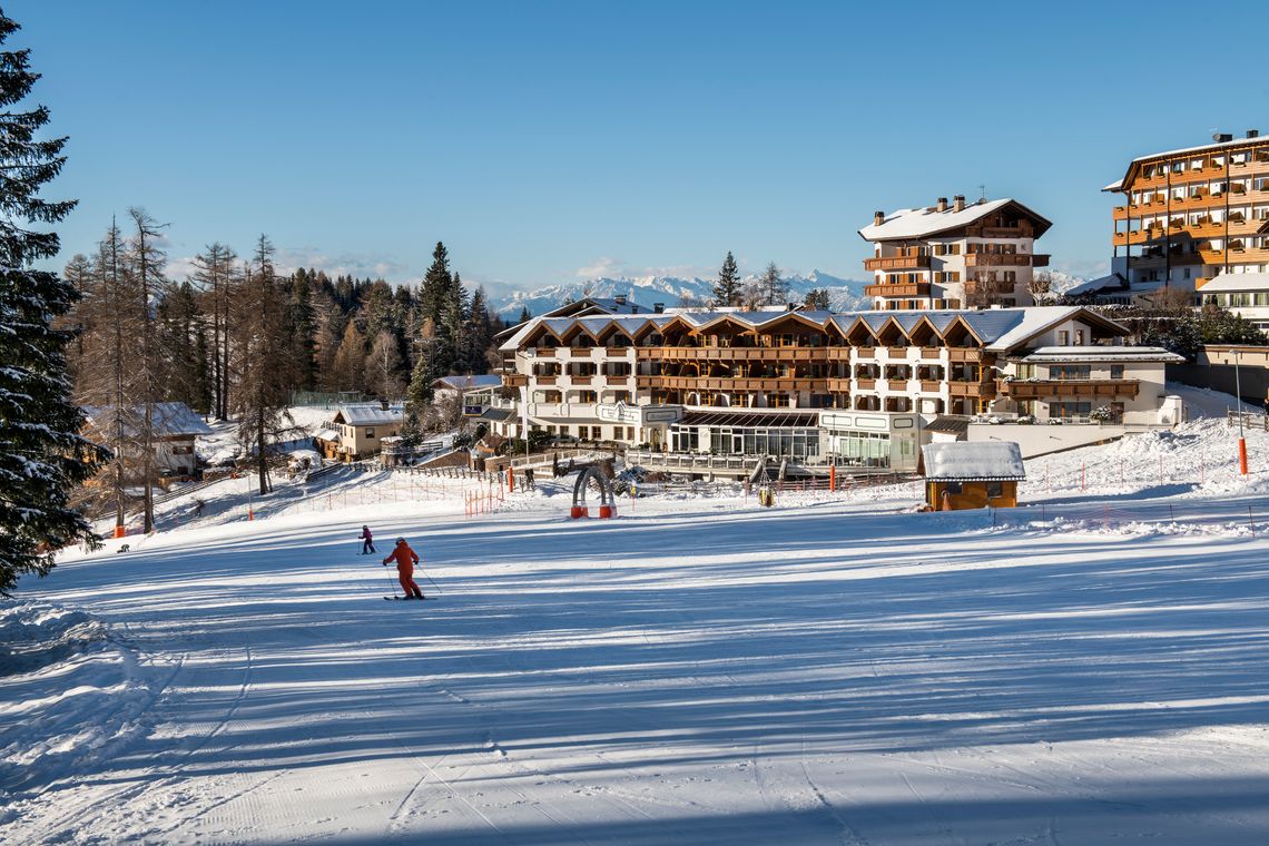 Sonnenskilauf vor traumhafter Dolomiten-Kulisse Sonnenskilauf vor traumhafter Dolomiten-Kulisse